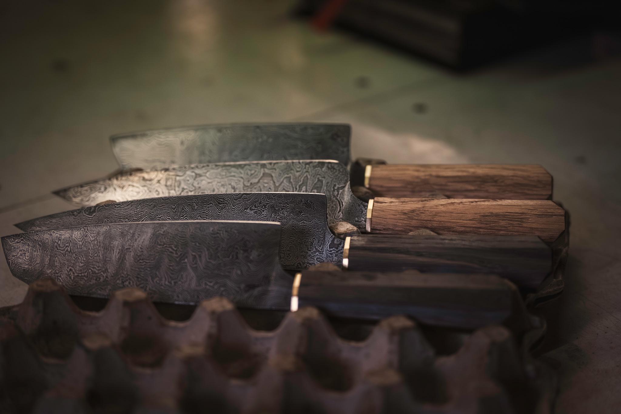 Fertige Damastmesser aus dem Hohenmoorer Schmiedeseminar